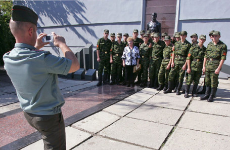 Российские миротворцы фотографируются у мемориала военных героев в Тирасполе.