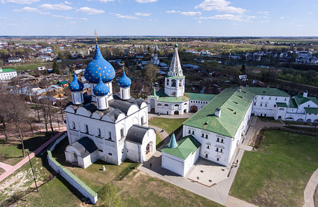 Собор Рождества Богородицы, соборная колокольня и Архиерейские палаты на территории Суздальского кремля.