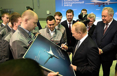 Владимир Путин во время посещения Казанского авиационного завода имени С.П.Горбунова.