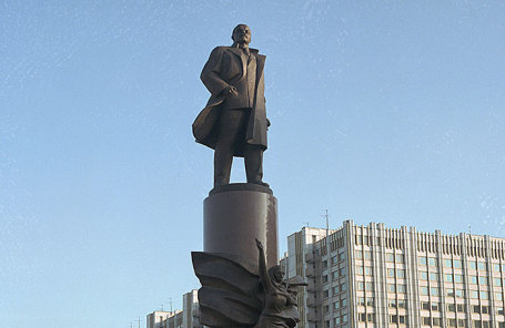 Памятник В.И. Ленину на Калужской площади в Москве.