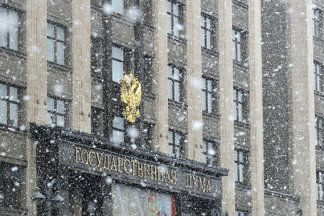Здание Государственной Думы РФ во время снегопада.