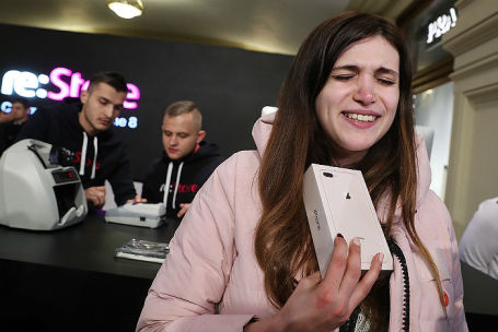 Покупательница в ГУМе в день старта продаж смартфонов iPhone 8 и iPhone 8 Plus.