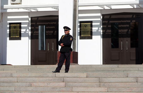 Сотрудник полиции у входа в здание правительства Республики Дагестан.