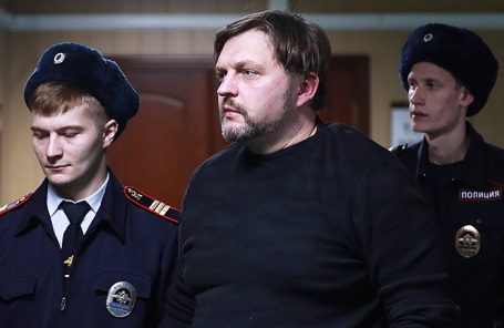 Бывший губернатор Кировской области Никита Белых (в центре), обвиняемый в получении взятки в размере 400 тысяч евро, во время оглашения приговора Пресненского суда.