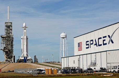 Ракета Falcon Heavy перед запуском во Флориле, США.