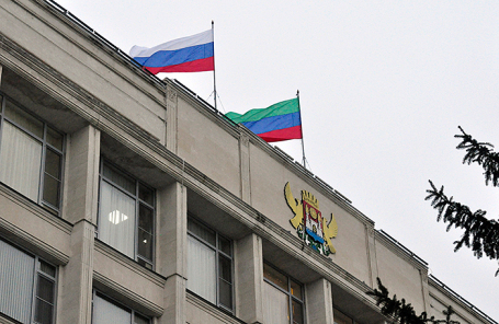 Флаги России и Республики Дагестан на здании городской администрации в Махачкале.