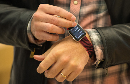Покупатель примеряет Apple Watch Series 3 в магазине Apple в Лондоне.