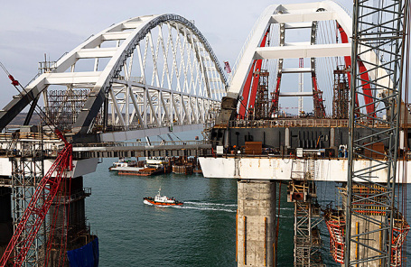 На строительной площадке Крымского моста через Керченский пролив.