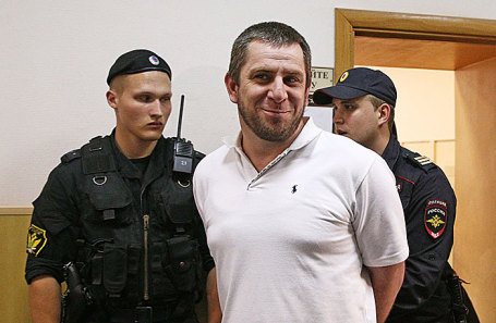 Темирлан Эскерханов (в центре).