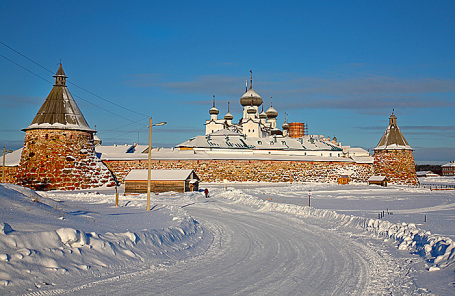 Вид на Соловецкий монастырь.