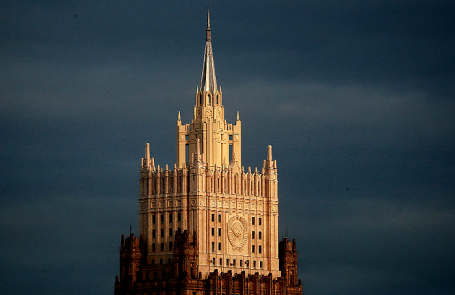 Шпиль высотного здания МИД России на Смоленской площади.