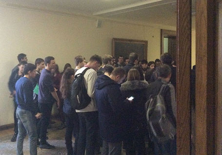 Студенты МГУ попытались передать ректору подписи против организации фан-зоны ЧМ-2018.