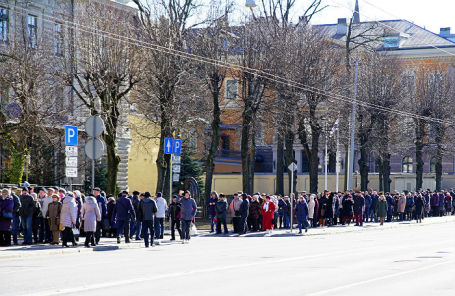 Во время голосования на выборах президента РФ на избирательном участке в посольстве РФ в Риге.
