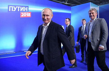 Президент России Владимир Путин в своем штабе.