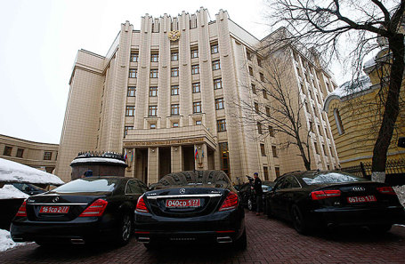 Машины послов иностранных государств около здания МИДа.