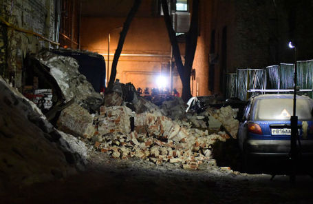 Работа экстренных служб на улице Трубная, где произошло обрушение в реконструируемом здании.