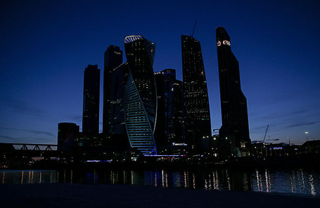 Вид на московский международный деловой центр «Москва-Сити» во время экологической акции «Час Земли».