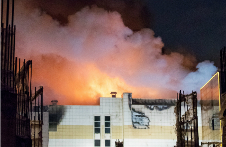 Горящий ТЦ «Зимняя вишня» в Кемерове, где погибли более 50 человек.