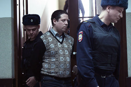 Охранник торгово-развлекательного центра «Зимняя вишня» Сергей Антюшин (в центре), подозреваемый в отключении пожарной сигнализации при возгорании в ТЦ «Зимняя вишня», перед избранием меры пресечения в Заводском районном суде.