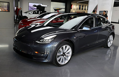 Tesla Model 3.