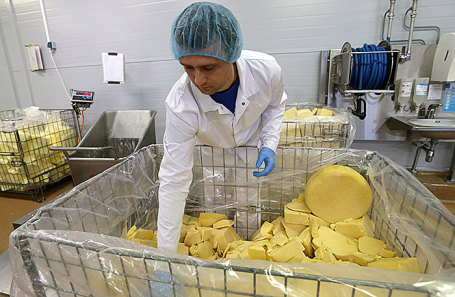 Производство плавленого сыра.