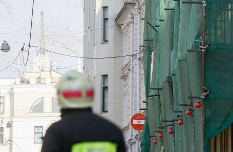 У аварийного дома 12 в Пушкаревом переулке.
