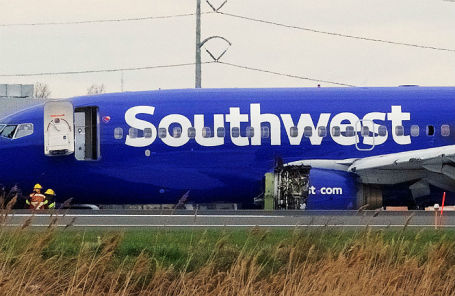 Борт Southwest Airlines с разрушенным двигателем.