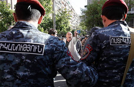 Во время акции протеста против выдвижения бывшего президента Армении Сержа Саргсяна на пост премьер-министра страны у здания Министерства культуры Армении, Ереван, 19 апреля 2018 года.