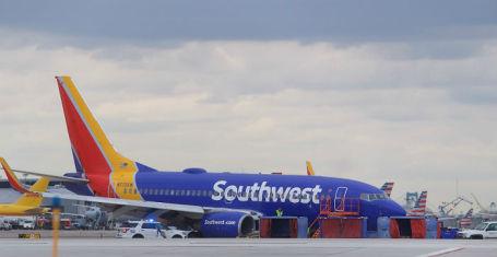 Борт Southwest Airlines с разрушенным двигателем