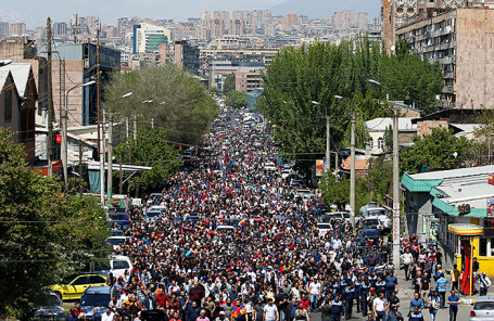 массовый митинг в Ереване, Армения 25 апреля 2018.