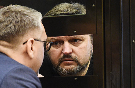 Бывший губернатор Кировской области Никита Белых (справа), приговоренный к 8 годам колонии за получение взятки в размере 400 тысяч евро, во время рассмотрения законности приговора в Мосгорсуде, 27 апреля 2018 года.