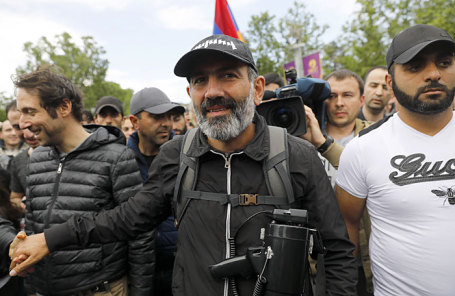 Никол Пашинян (в центре).