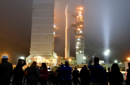 Запуск ракеты Atlas V с марсианской космической миссией InSight с базы ВВС США «Ванденберг» в Калифорнии.