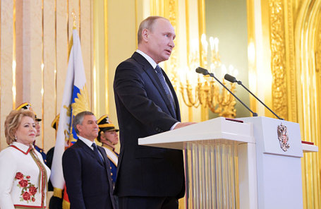 Избранный президент России Владимир Путин (слева направо) на церемонии инаугурации в Андреевском зале Большого Кремлевского дворца.
