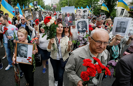 Участники акции «Никто не забыт, ничто не забыто» в Киеве.