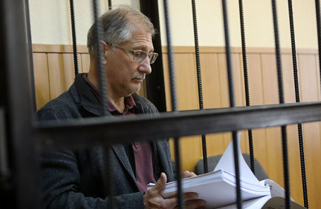 Руководитель Северо-Западного управления Ростехнадзора Григорий Слабиков, подозреваемый в пособничестве хищению 4 миллиардов рублей из компенсационных фондов саморегулируемых организаций (СРО) Санкт-Петербурга, во время рассмотрения ходатайства следствия об избрании меры пресечения в Дзержинском районном суде.