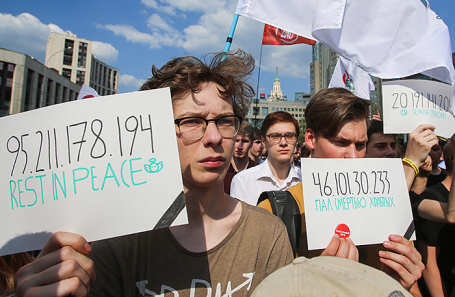 Участники митинга «За свободный интернет» на проспекте Академика Сахарова в Москве, 13 мая 2018 года.