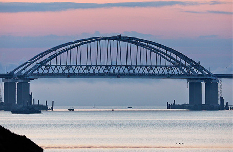 Вид на Крымский мост через Керченский пролив.