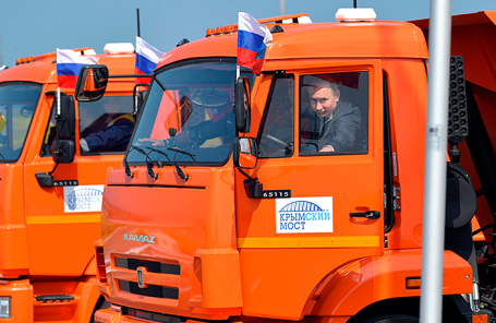 Президент РФ Владимир Путин в головной автомашине КамАЗ во время проезда строительной техники по автодорожной части Крымского моста.