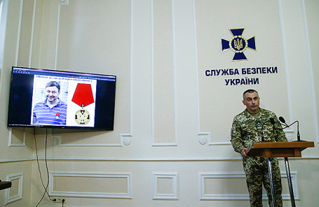 Портрет Кирилла Вышинского директора киевского офиса РИА Новости на мониторе во время брифинга в штаб-квартире Службы государственной безопасности Украины в Киеве 15 мая 2018 года.