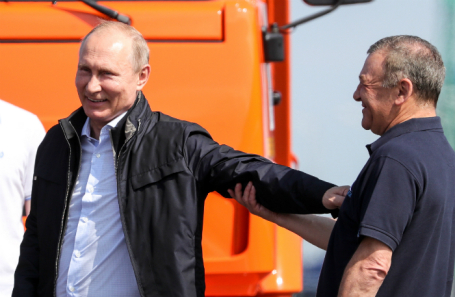 Владимир Путин и Аркадий Ротенберг на Крымском мосту.
