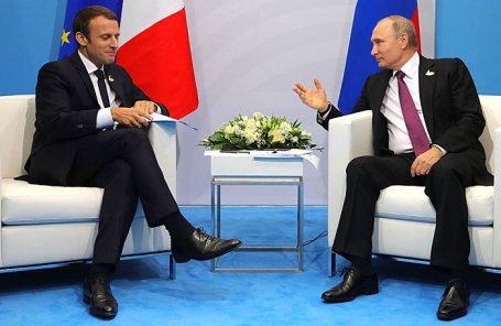Президент Франции Эммануэль Макрон (слева) и президент РФ Владимир Путин.