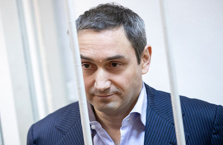 Бывший вице-премьер Республики Коми Константин Ромаданов, обвиняемый в мошенничестве, получении взятки, отмывании денег и участии в преступном сообществе, перед оглашением приговора по «делу Гайзера» в Замоскворецком суде.