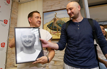 Журналист Аркадий Бабченко (справа).
