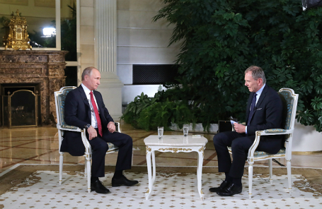 Россия. Москва. Президент РФ Владимир Путин и ведущий австрийской телерадиокомпании ORF Армин Вольф (слева направо) во время интервью в Кремле.