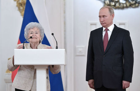 Президент Государственного музея изобразительных искусств имени Пушкина Ирина Антонова и президент РФ Владимир Путин на церемонии вручения государственных премий РФ в Кремле.