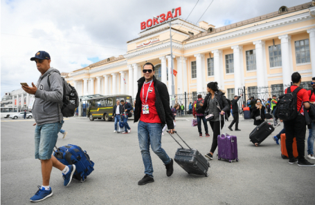Футбольные болельщики, прибывшие в Екатеринбург из Москвы на бесплатном поезде.