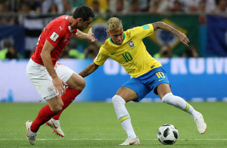 Игрок сборной Бразилии Неймар и игрок сборной Швейцарии Блерим Джемайли во время матча в Ростове-на-Дону, 17 июня 2018 года.