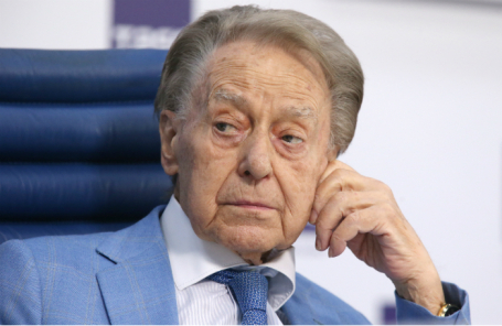 Поэт Андрей Дементьев.