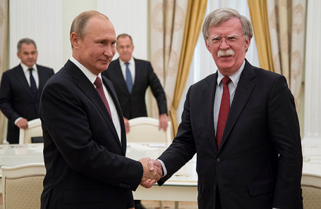 Владимир Путин и Джон Болтон во время встречи в Кремле.